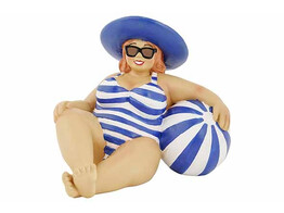DAME LYING ON BEACH WIT BLAUW 18X15XH13CM POLYRESIN